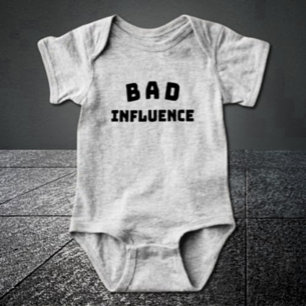 BAD Influence Baby Bodysuit – Fette Typografie Strampler
