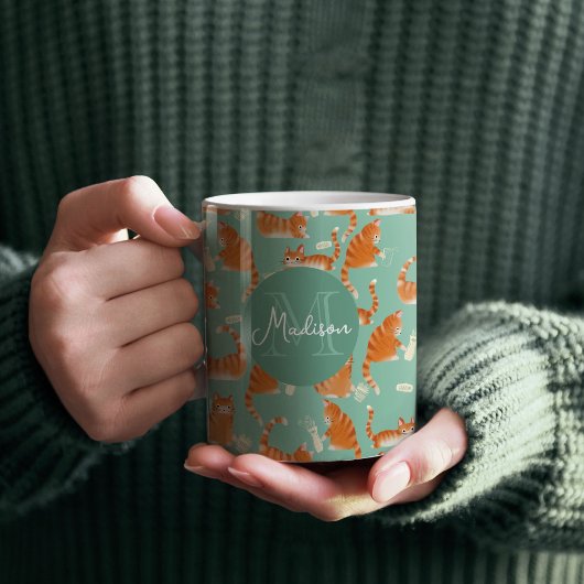 Bad Orange Tabby Katzen klopfen über Muster Kaffeetasse