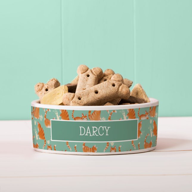 Bad Orange Tabby Katzen klopfen über Muster Napf (Bad Cats Knocking Stuff Over Dog bowl)