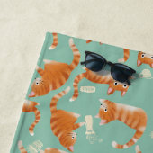 Bad Orange Tabby Katzen klopfen über Muster Strandtuch (Beispiel)