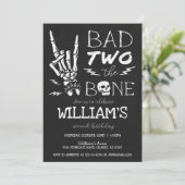 Bad Two der Knochen Einladung zum Geburtstag (Stehend Vorderseite)