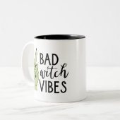 Bad Witch Vibes Modernes Halloween Zweifarbige Tasse (Vorderseite Links)