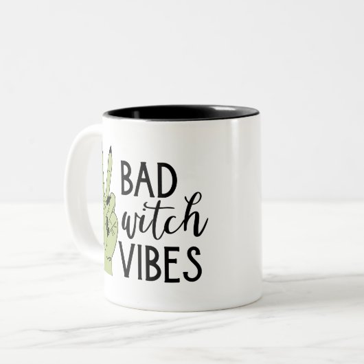 Bad Witch Vibes Modernes Halloween Zweifarbige Tasse (Vorderseite Links)