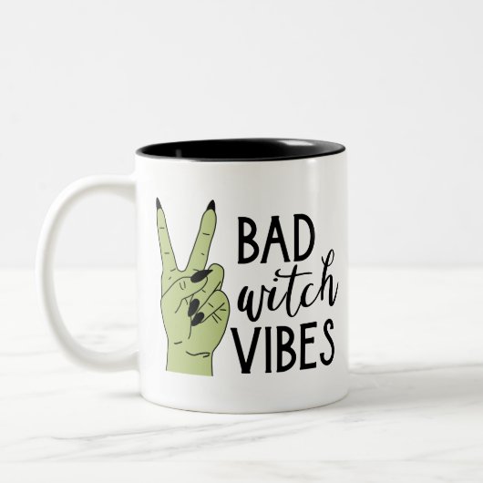Bad Witch Vibes Modernes Halloween Zweifarbige Tasse (Links)