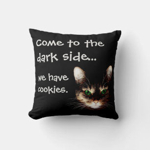 Badass Cats - "Dunkle Seite hat Cookies" Schwarz Kissen