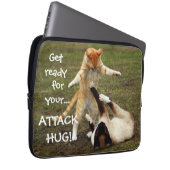 Badass Katzen - Angriffsumarmung Laptopschutzhülle (Vorne Rechts)