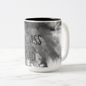 Badass-Vater Zweifarbige Tasse (VorderseiteRechts)