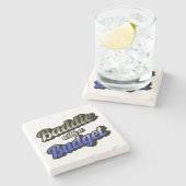 Baddie mit einem Stone-Untersetzer für den Haushal Steinuntersetzer (Seitenansicht)