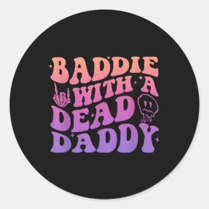 Baddie mit einem toten Daddy-Design Runder Aufkleber