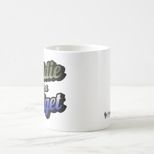 Baddie mit einer Haushaltskaffee-Tasse Kaffeetasse (Mittel)