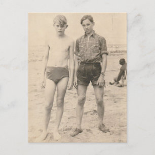 Badebekleidung und Lederhosen am Strand Postkarte