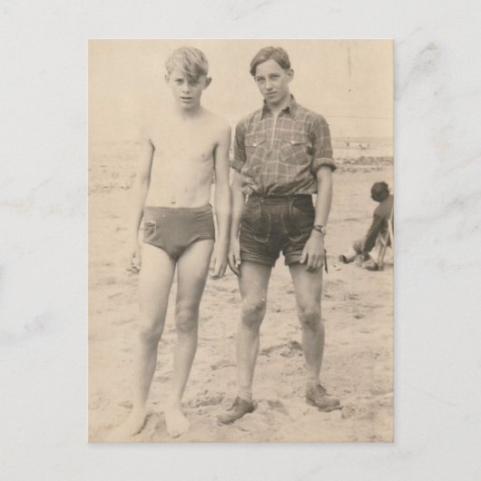 Badebekleidung und Lederhosen am Strand Postkarte (Vorderseite)