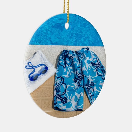 Badehose und Handtuch am Pool Keramik Ornament (Rechts)