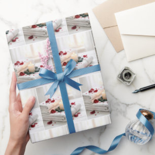 Badetücher mit roten Rosenblättern und Herzen Geschenkpapier