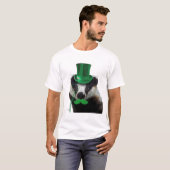 Badger mit Grünem Top-Hut und Mustache T-Shirt (Vorne ganz)