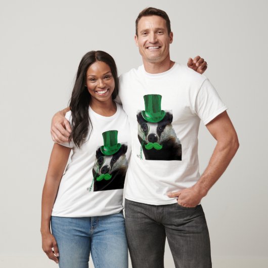 Badger mit Grünem Top-Hut und Mustache T-Shirt (Unisex)