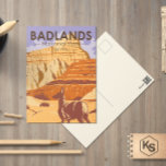 Badlands National Park South Dakota Vintag Postkarte<br><div class="desc">Badlands Vektorgrafik Design. Die dramatische Landschaft des Parks erstreckt sich über mehrere Gesteinsformationen,  steile Schluchten und Türme. Bison,  Bighorn,  Schafe und Präriehunde bewohnen ihr sich ausbreitendes Grasland.</div>