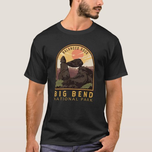 Badlands Nationalpark Balanced Rock Emblem T-Shirt (Vorderseite)