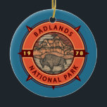 Badlands Nationalpark Buffalo Retro Kompass Keramik Ornament<br><div class="desc">Badlands Vektorgrafik Design. Die dramatische Landschaft des Parks erstreckt sich über mehrere Gesteinsformationen,  steile Schluchten und Türme. Bison,  Bighorn,  Schafe und Präriehunde bewohnen ihr sich ausbreitendes Grasland.</div>