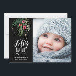 Bagas Vermelhas | Feliz Natal Feiertagskarte<br><div class="desc">Design moderno,  com uma ilustração tirada mão e tipografia.</div>