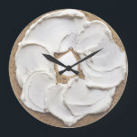 Bagel and Cream Cheese Novelty Große Wanduhr<br><div class="desc">Bagel and cream cheese novelty wall clock .. fun food themed clocks from Ricaso
   .. perfect for your kitchen and will be a talking point for years to come</div>