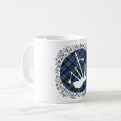 Bagpipe Silhouette auf Tartan Kaffeetasse (Vorderseite Links)