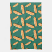 Baguette-Brotmuster auf grünem Hintergrund Geschirrtuch (Vertikal)