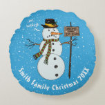 Bah Humbug Grumpy Christmas Snowman Introvert Rundes Kissen<br><div class="desc">Bah humbug! Dieses lustige Design ist das perfekte Ding für ein Weihnachtsfest, ein Geschenk für Gastgeber oder Gastgeberin, oder für jeden, der ein wenig auf der antisozialen Seite ist und lieber die großen Menschenmengen dieser Ferienzeit meiden möchte. Ein Schneemann trägt einen Hut und einen Schal mit einem Schild, auf dem...</div>