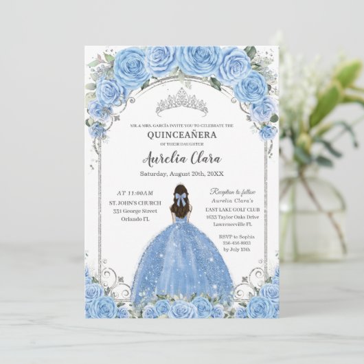 Bahama Sky Blue Floral Dress Silver Quinceañera Einladung (Stehend Vorderseite)