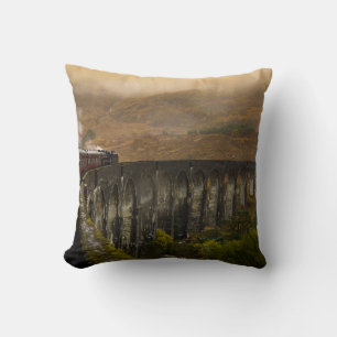 BAHN AUF DER EISENBAHN AM TAG KISSEN
