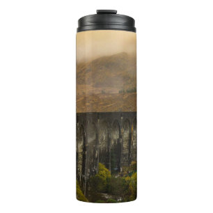 BAHN AUF DER EISENBAHN AM TAG THERMOSBECHER