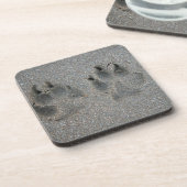 Bahnen des Hundes im Sand Getränkeuntersetzer (Linke Seite)