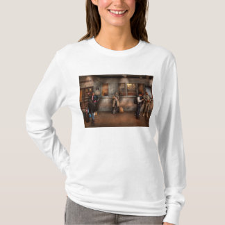 Bahnhof - Gewartet für den nächsten Zug T-Shirt