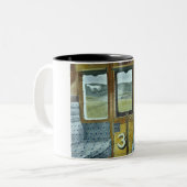 Bahnlandschaft (von Eric Ravilious) Zweifarbige Tasse (Vorderseite Links)