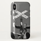 Bahnübergang mit Tor in Monochrom Case-Mate iPhone Hülle (Rückseite)