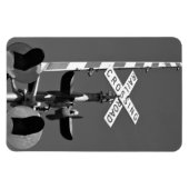 Bahnübergang mit Tor in Schwarz und Weiß Magnet (Horizontal)