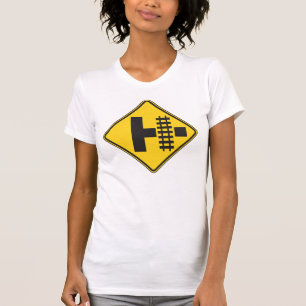 Bahnübergang Vorankündigung Straßenschild T-Shirt
