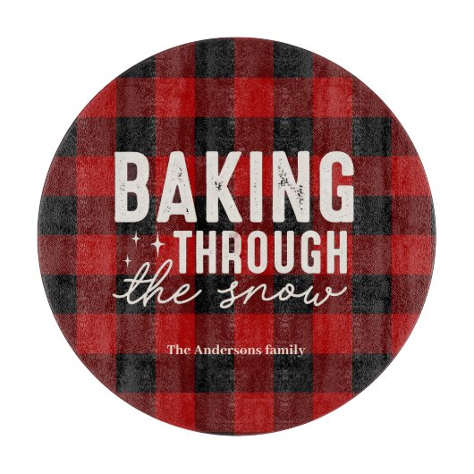Baking Through the Snow Buffalo Plaid Christmas Schneidebrett (Vorderseite)