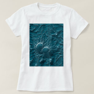 Bakterielle Zellen von Staphylococcus- aureusnahem T-Shirt