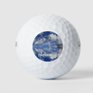 Balance glückliche weiße Flaute Wolke, Reflexionen Golfball