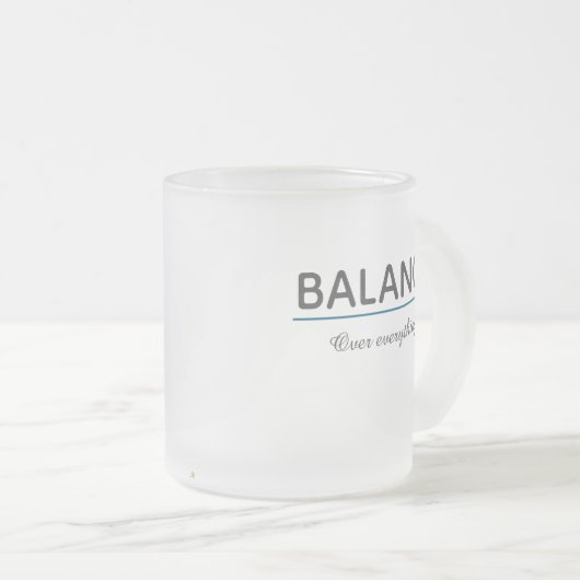 Balance Over Everything – Minimal White Typography Mattglastasse (VorderseiteRechts)