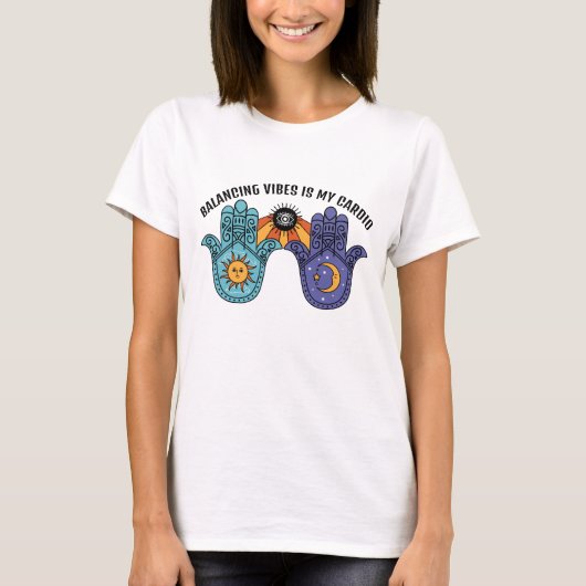Balancing Vibes Sun & Moon Celestial Hamsa T-Shirt (Vorderseite)