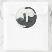 Balancing Yin Yang Cats: Schwarze und weiße Kätzch Runder Aufkleber (Tasche)