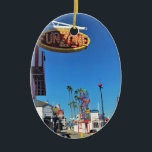 Balboa Fun Zone, Newport Beach, Kalifornien Keramik Ornament<br><div class="desc">Blick entlang der Promenade der Balboa Fun Zone auf der Balboa Halbinsel in Newport Beach, Kalifornien. Die Fun Zone wurde 1936 erbaut und seitdem mehrmals aktualisiert und an neue Besitzer verkauft. Es verfügt über ein Riesenrad, eine Arkade, Autos für Stoßstangen und mehrere Souvenirläden. Es gibt auch Reisegesellschaften, die den Hafen...</div>