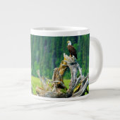 Bald-Adler am Zweig Jumbo-Tasse (Vorderseite Rechts)