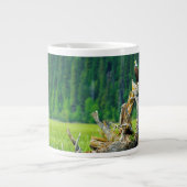Bald-Adler am Zweig Jumbo-Tasse (Vorderseite)