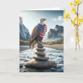 Bald Adler auf Cairn mit amerikanischer Flagge Karte (Gelbe Blume)