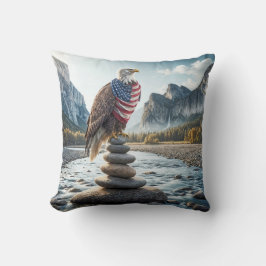 Bald Adler auf Cairn mit amerikanischer Flagge Kissen