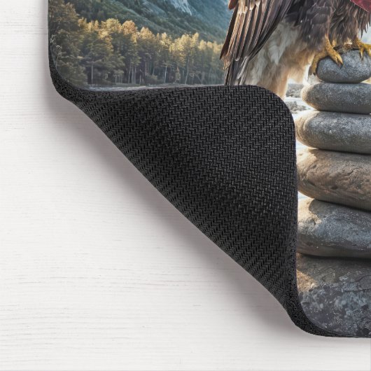 Bald Adler auf Cairn mit amerikanischer Flagge Mousepad (Ecke)