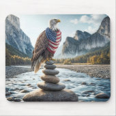 Bald Adler auf Cairn mit amerikanischer Flagge Mousepad (Vorne)